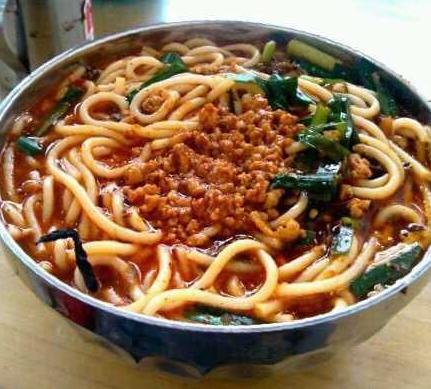 想去云南昆明游玩，可以推薦一些當?shù)氐拿朗硢幔?></a></p>

<p>云南米線云南米線可分兩大類，一類是大米經(jīng)過發(fā)酵后磨粉制成的，俗稱“酸漿米線” 工藝復雜，生產(chǎn)周期長。特點是米線筋骨好，有大米的清香味，是傳統(tǒng)的制作方法。另一類是大米磨粉后直接放到機器中擠壓成型，靠摩擦的熱度使大米糊化成型，稱為“干漿米線”。干漿米線曬干后即為“干米線”，方便攜帶和貯藏。食用時，再蒸煮漲發(fā)。說起云南米線不得不提最負盛名的過橋米線。</p>
<p><a href=