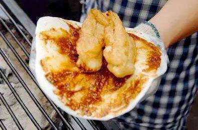 想去云南昆明游玩，可以推薦一些當?shù)氐拿朗硢幔?></a></p>

<p>“燒餌塊”餌塊剛拿出來的時候是硬硬的一片，微微炙烤之后從中間隆起一個大泡兒，翻過面來再烤上幾秒就大功告成了！烤好的餌塊中間涂上花生醬或者辣味的腐乳醬，卷上土豆絲、火腿腸、油條和煎蛋就可以開吃。按理說燒餌塊起源于大理，但是上次在大理游玩卻鮮有看到，滿街的乳扇倒是更受歡迎。昆明的餌塊在早點時分是隨處可見的，最有名的是“英鳳燒餌塊”，但是不知是加盟店還是分店太多，也是很難分清哪家最好吃了。作為一個省會城市，昆明承載了整個云南的飲食文化。（記得多多關注我哦，各種美味分享）</p>  </div>
  <div   id=